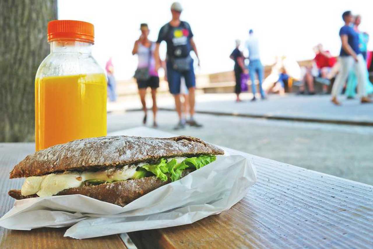 В Австралії туристку оштрафували на 2 664 долари через недоїдний сендвіч