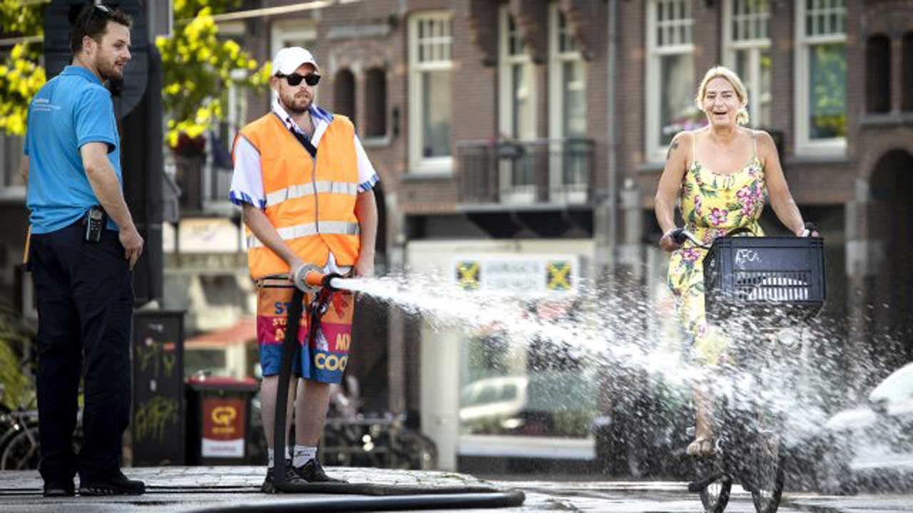 Надзвичайні заходи в Нідерландах: Снігоочисники посипають дороги сіллю через спеку