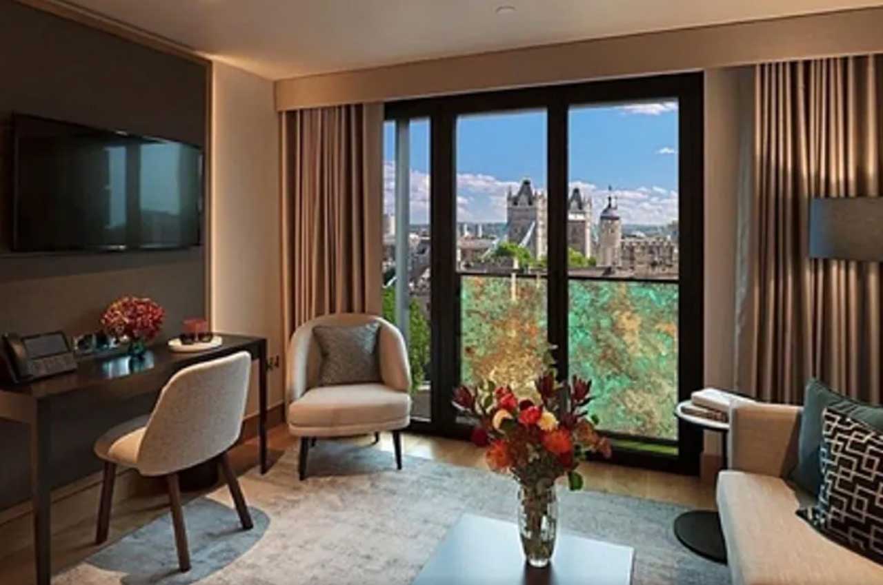 Турист забронював люкс з панорамними вікнами на Лондон, а отримав вид на стіну