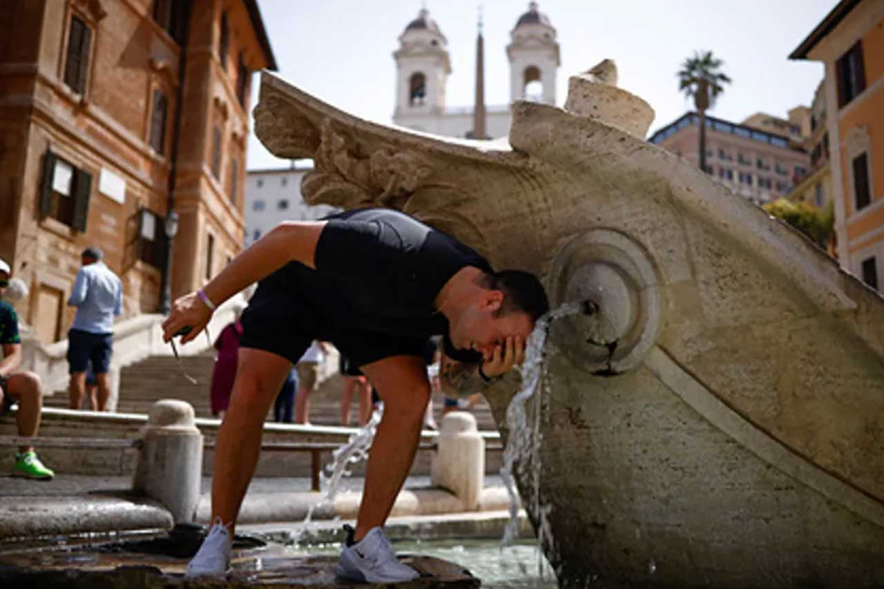 В Італії туриста оштрафували на 500 євро за те, що він занурив ноги у фонтан
