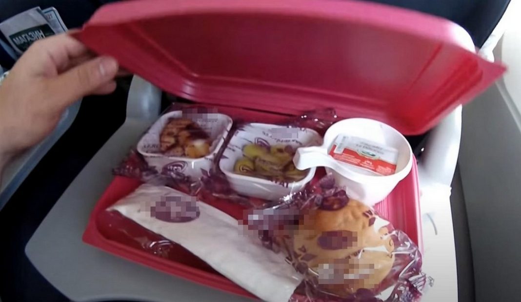 Туристам повідомили, чому вони ніколи не повинні їсти безкоштовні булочки в літаку