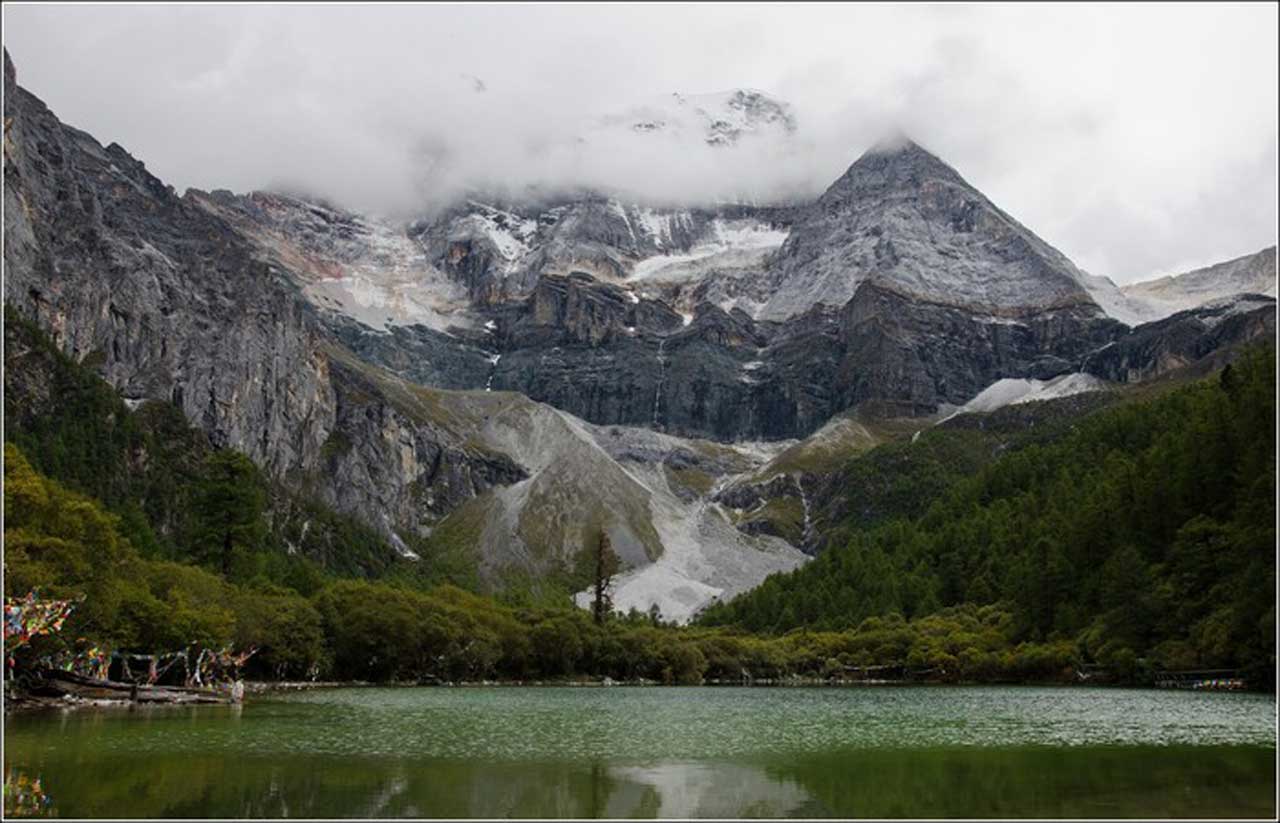 У Китаї туристів змило потоком гірської річки