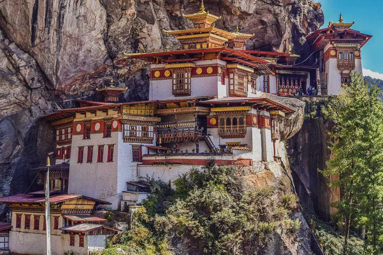 Влада Бутану ввела туристичний податок 250 доларів на день