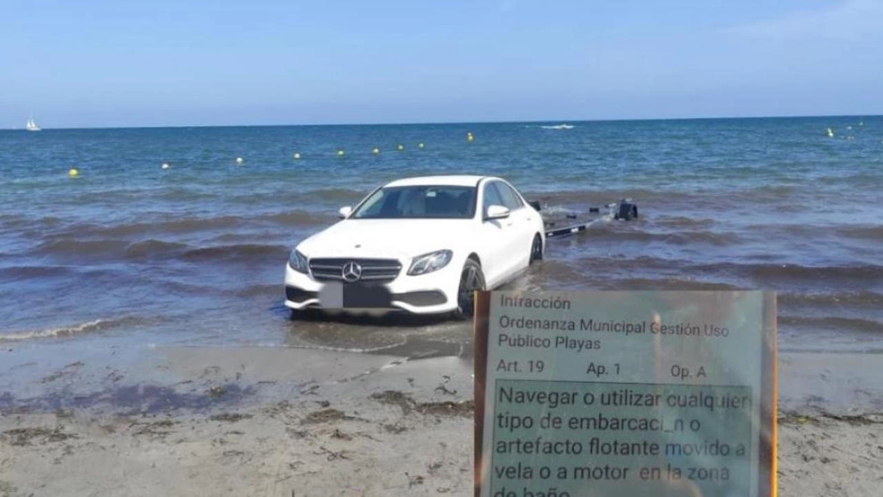 На іспанському курорті через відсутність парковки водій припаркував машину в морі