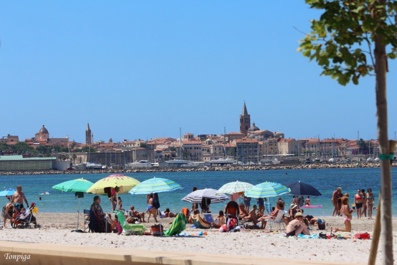 Італійське місто платитиме 15 тис. євро всім охочим переїхати до їхнього спокійного острова з прекрасними пляжами