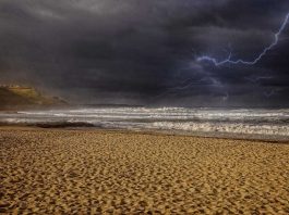 У Хорватії британку, яка відпочивала на пляжі, вдарила блискавка на очах у дочки