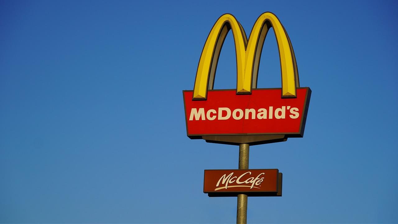 Туристу виписали великий штраф за спробу вивезти їжу з McDonald's