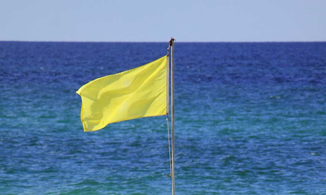 Туристам розповіли, що означають жовті прапори на пляжах Іспанії