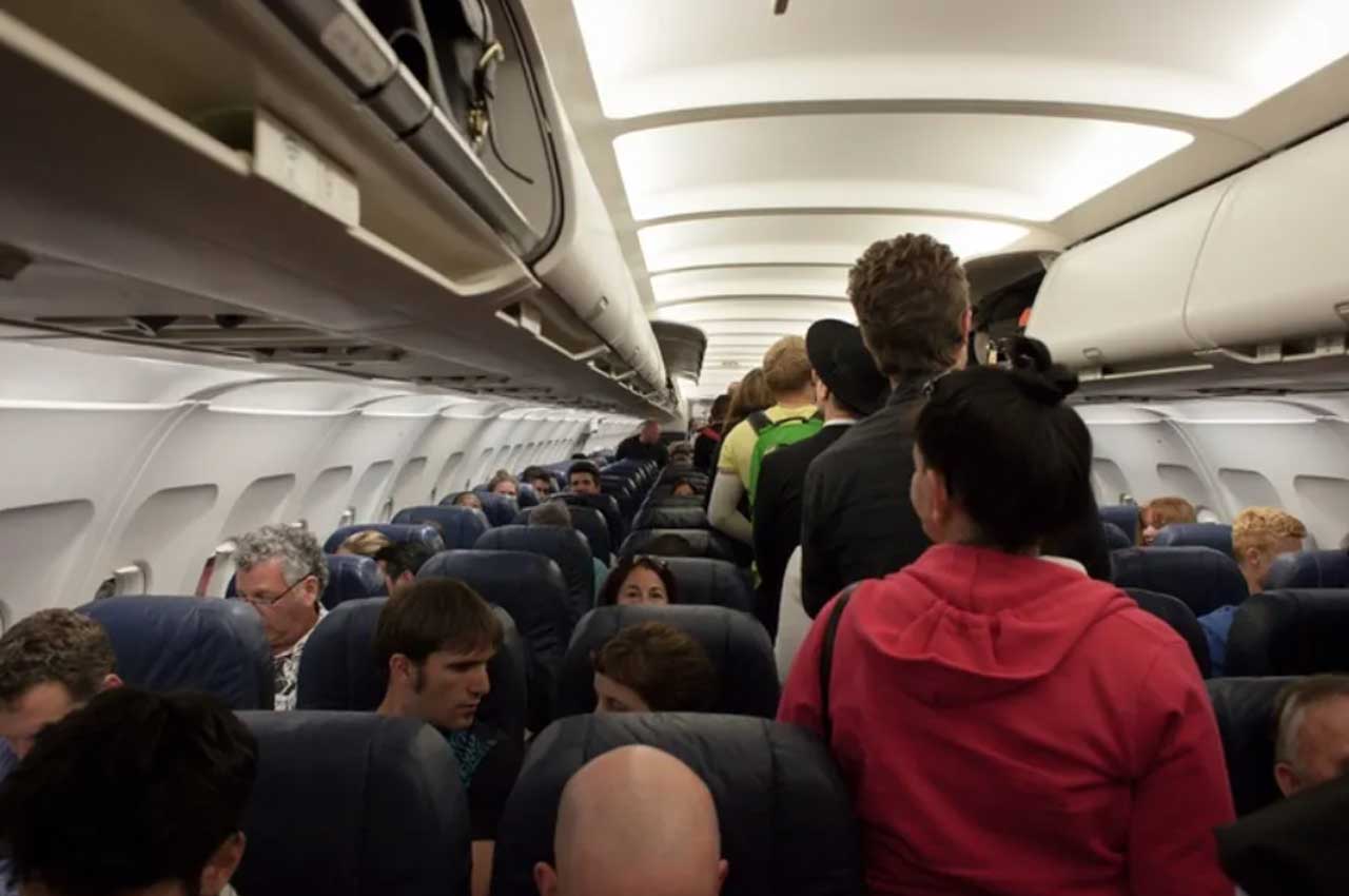 Експерти розповіли, які страви небезпечно вживати у літаку