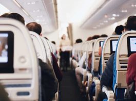 Жінка звинуватила авіакомпанію в сексизмі через скасування рейсу