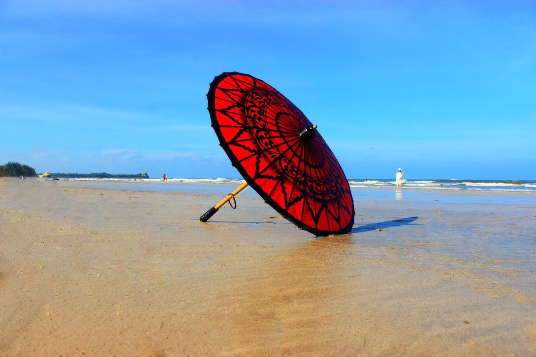 Пляжна парасолька полетіла з-за вітру і пронизала жінку на пляжі