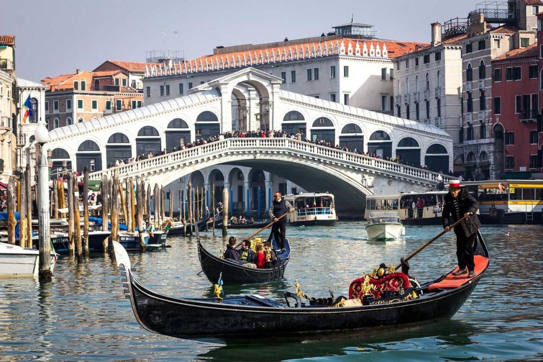 У Венеції двоє туристів плавали на електричних дошках для серфінгу Гранд-каналом