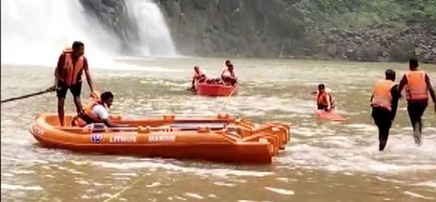 A dangerous selfie of a girl with a waterfall turned into the death of half of her family members