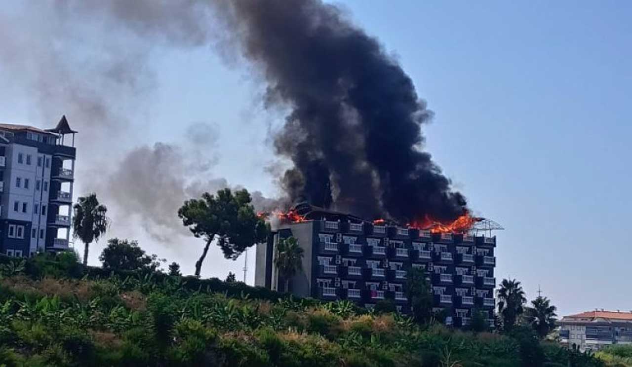 У турецькому готелі евакуювали туристів через сильну пожежу