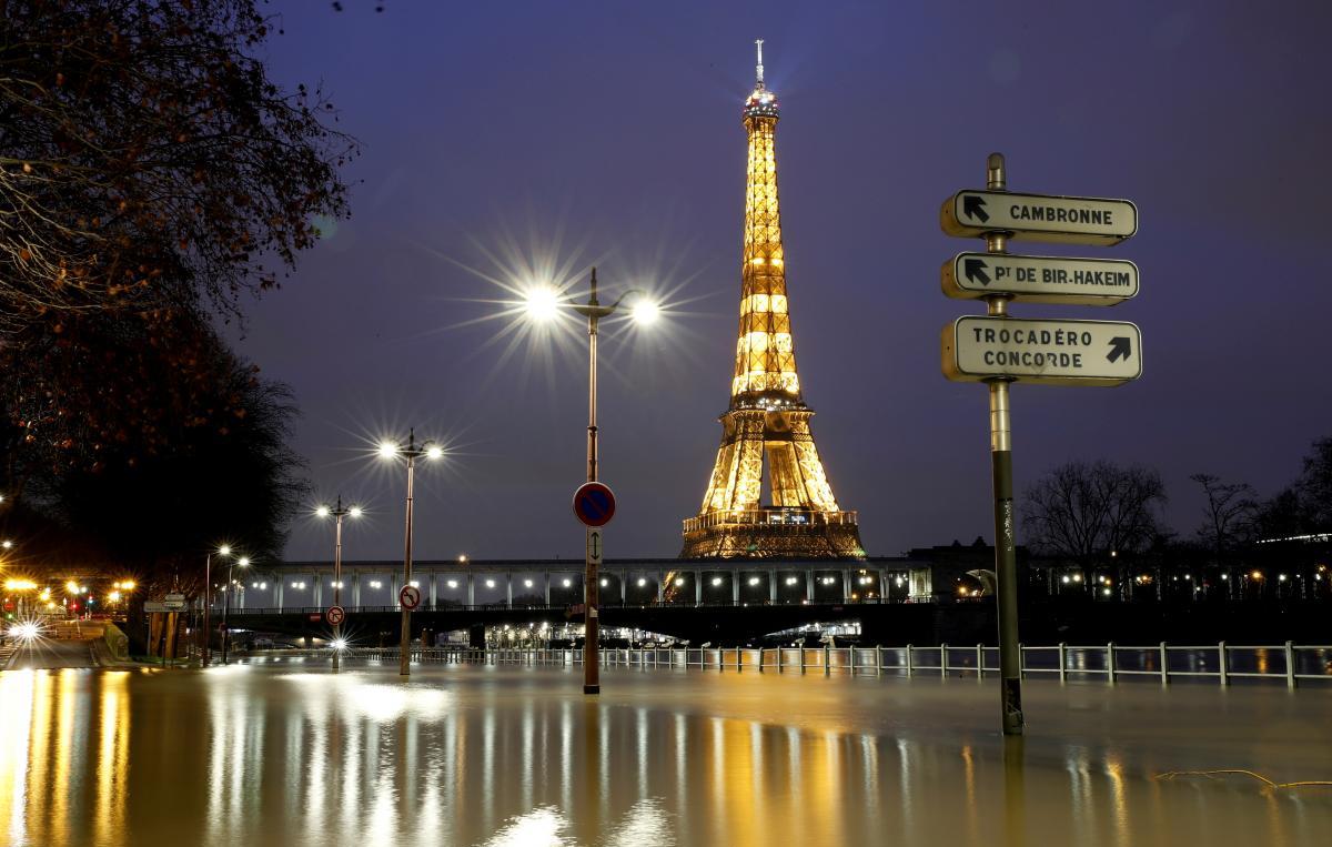 Мер Парижа запропонувала скоротити освітлення Ейфелевої вежі через енергокризу