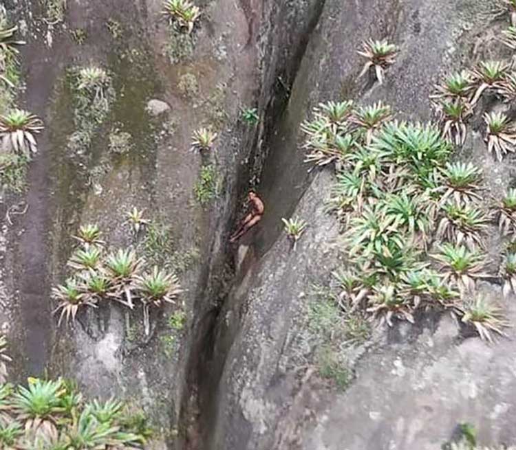 "Таємниця голого туриста": У Бразилії рятувальники витягли з 90-метрової ущелини повністю оголеного чоловіка