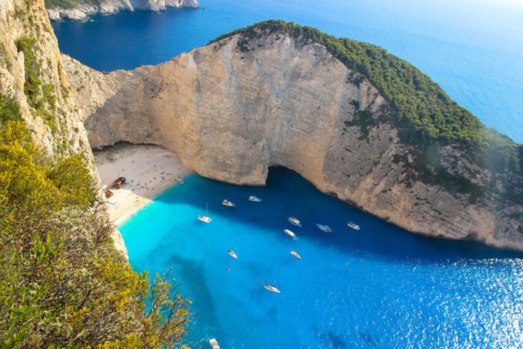 У Греції на знаменитому пляжі завалилася скеля