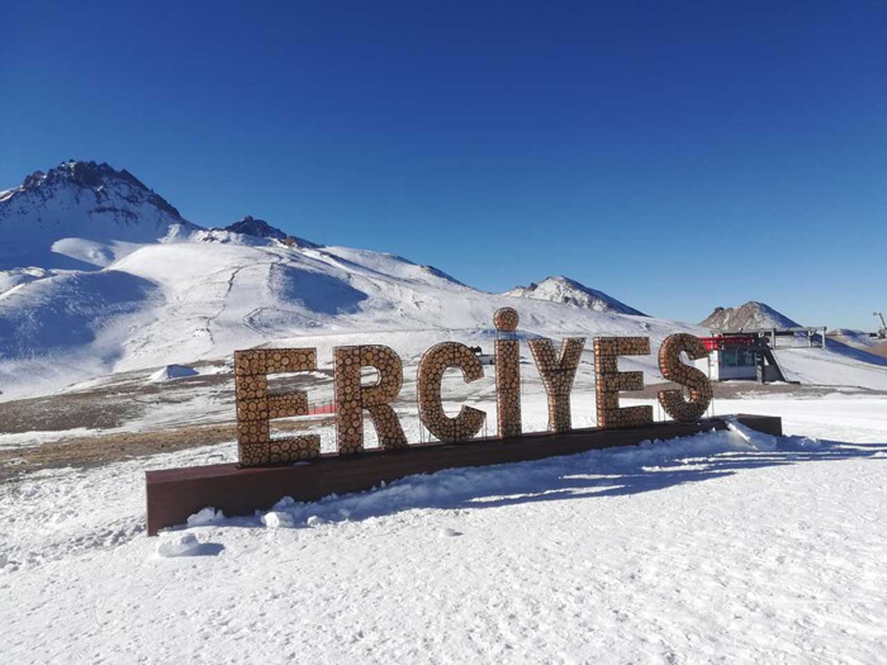 На популярному гірськолижному курорті Туреччини випав перший сніг