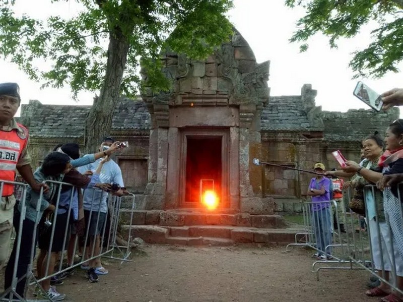 У Таїланді натовпи туристів оточили стародавній храм в очікуванні сонячного феномену