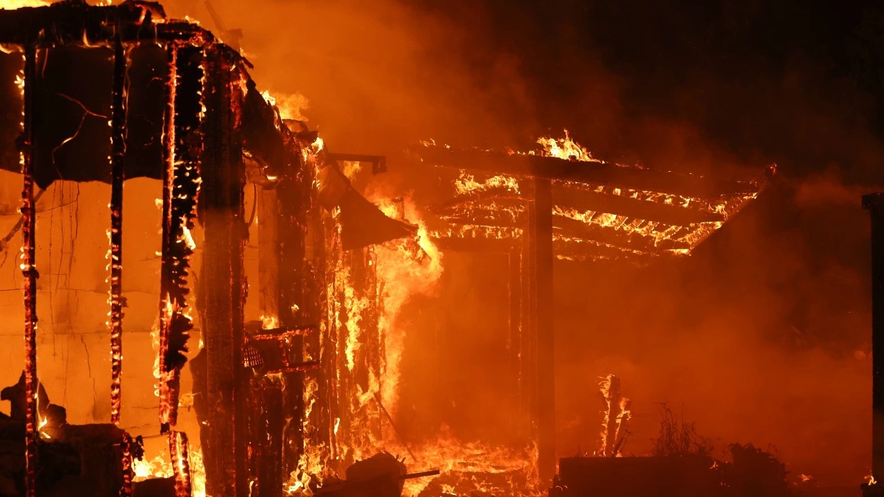 Пожежа в Каліфорнії знищила 100 будинків, тисячі людей евакуювали