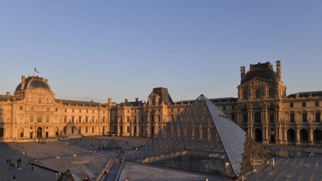 Найпопулярніші пам'ятки Парижу незабаром поринуть у темряву, щоб заощадити на освітленні