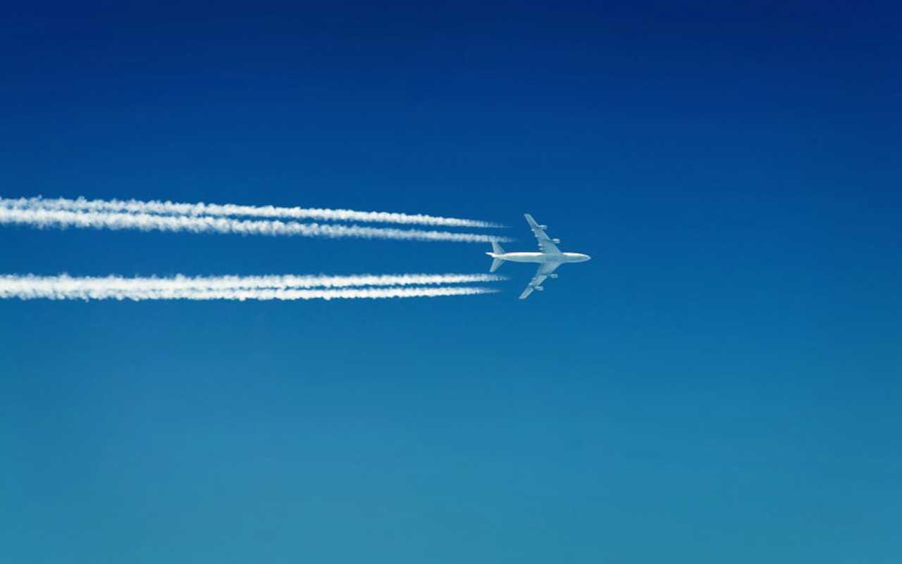 Експерти розповіли, чому літак залишає білі сліди в небі