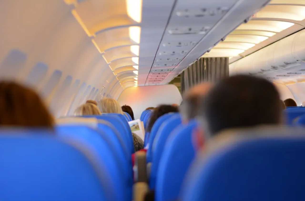 Пілот пригрозив туристу, який надсилав всім свої інтимні фото, розгорнути літак