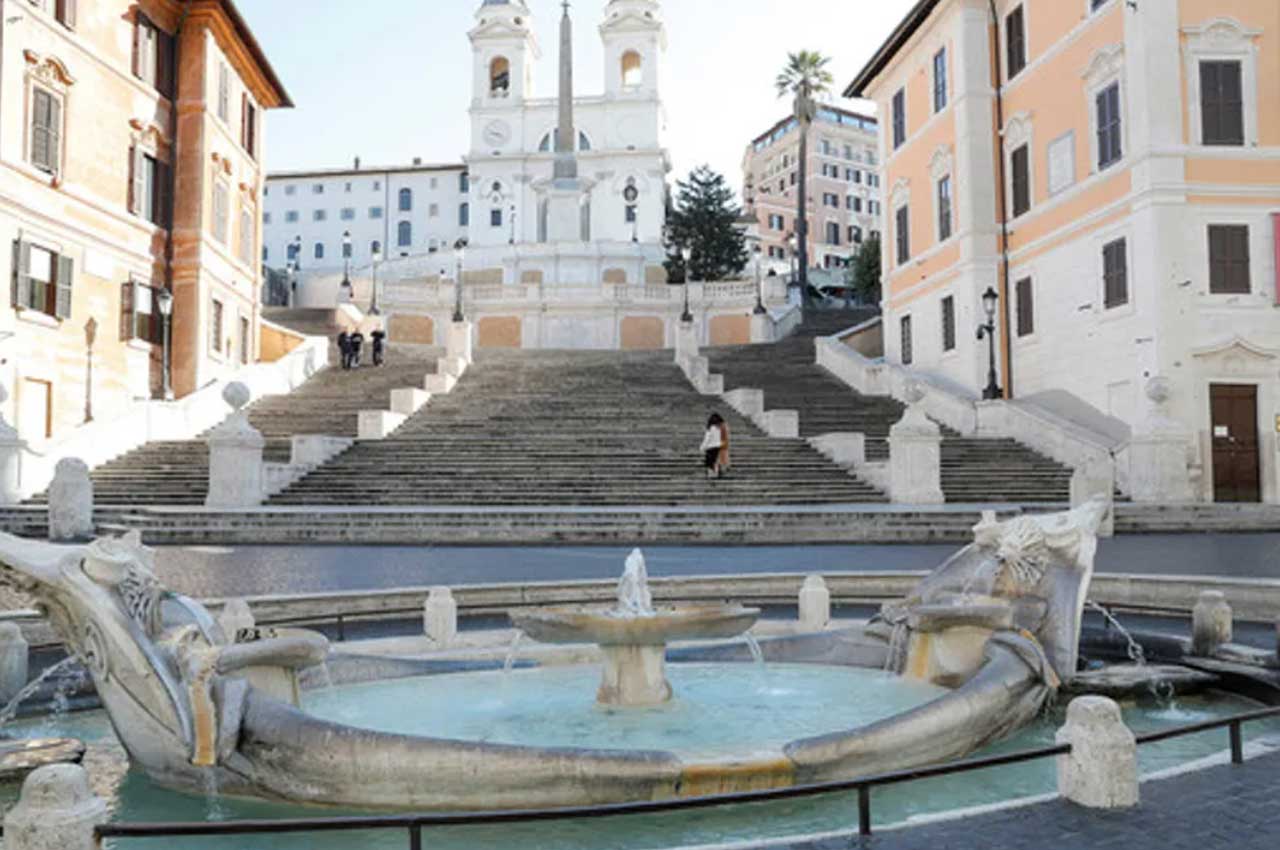 Туриста оштрафували в Римі за поїдання морозива біля фонтану
