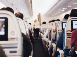 Авіапасажирка спіймала сусіда за переглядом порно і засоромила його на всю країну