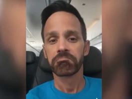 Стогін і звуки блювоти з кабіни пілотів збентежили пасажирів  Під час рейсу авіакомпанії American Airlines пасажири почули через динаміки гучного зв'язку на борту дивні звуки, що нагадують стогін та процес блювання. Відео опублікував користувач @emersoncollins1 у своєму TikTok-акаунті.  У ролику чоловік показав те, що відбувається в літаку. Пасажири дивуються і сміються від шуму, що лунає по гучному зв'язку. За словами автора відео, це схоже на "щось середнє між оргазмом та блюванням".  Члени екіпажу заявили, що виникли технічні проблеми. Однак пасажири та користувачі TikTok вирішили, що дивні звуки таки долинали з кабіни пілотів.  "А може, це хропе пілот?", "Якщо це відбувалося перед приземленням - це точно пілот. Хто ще на борту відчуває таку напругу?», «Якщо чесно, мій собака хаски видає такі самі звуки», «Це пранк від пілотів», «А може, хтось видавав ці звуки з вбиральні?», «Я думаю, що хтось підключився через Bluetooth до системи гучного зв'язку», — написали в коментарях до відео.  Ролик набрав близько тисячі переглядів та поширився у соціальних мережах.  Раніше стало відомо, що європейська авіакомпанія дозволила чоловікам-бортпровідникам носити спідниці.