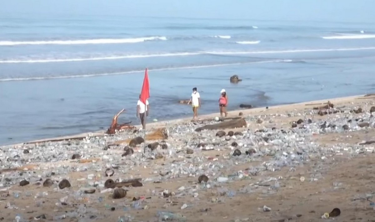 Улюблений туристами екзотичний острів Балі виявився завалений горами сміття