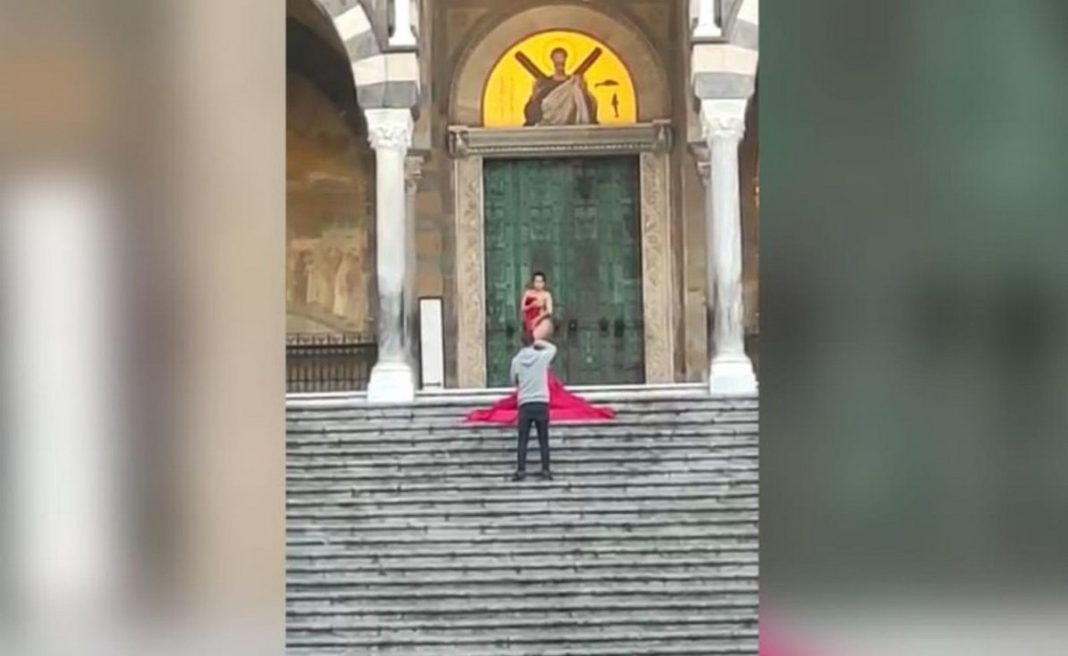 В Італії туристка роздяглася догола на сходах собору, викликавши гнів місцевих жителів