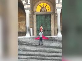 В Італії туристка роздяглася догола на сходах собору, викликавши гнів місцевих жителів