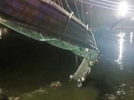 В Індії завалився міст: Загинуло понад 90 туристів