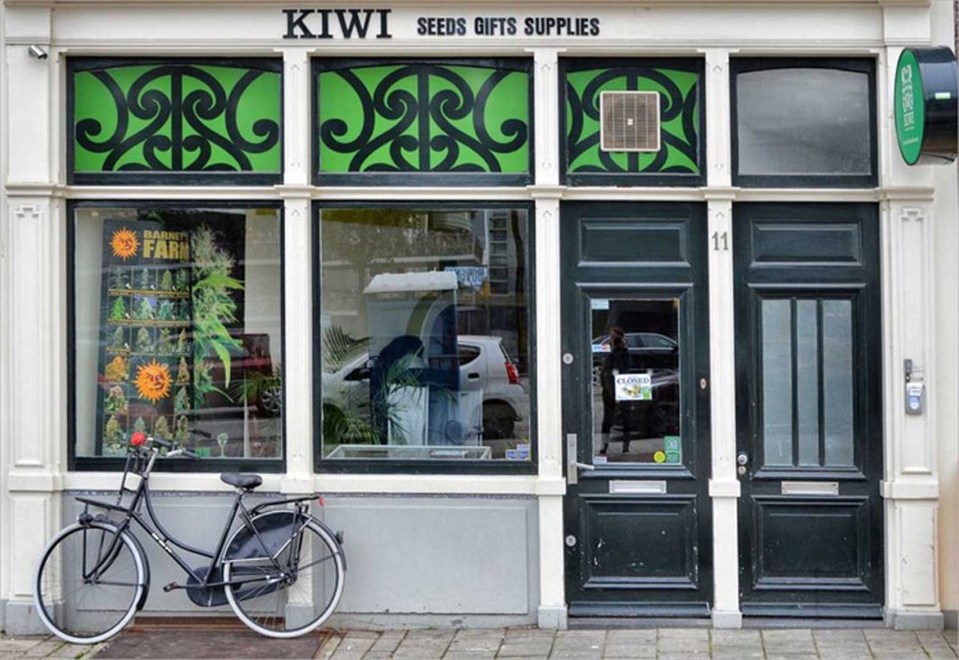В Амстердамі хочуть заборонити туристам вживати марихуану