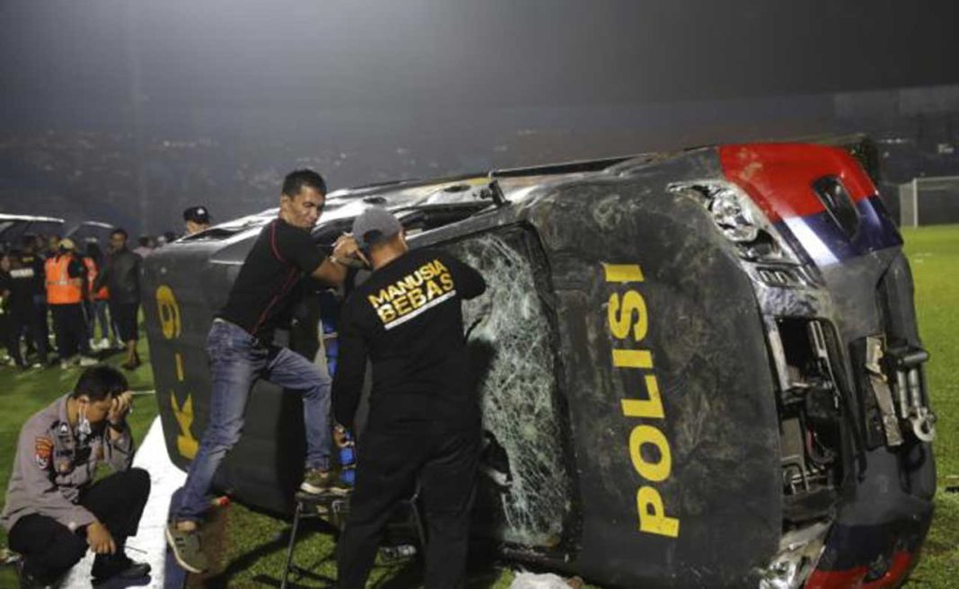 Сотні людей загинули та постраждали внаслідок заворушень після футбольного матчу в Індонезії