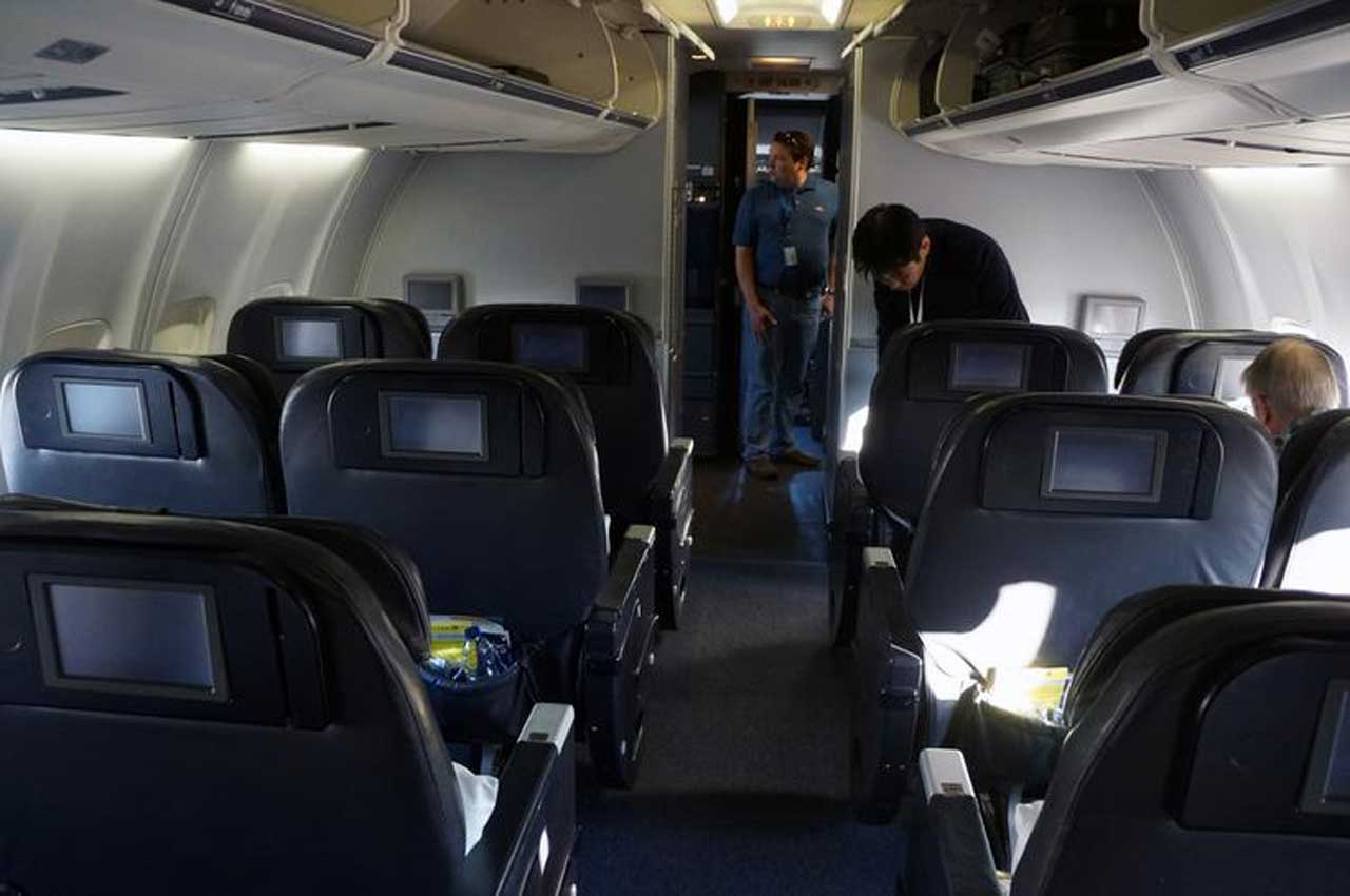 В США, накачаний психоделіками пасажир, напав на стюардесу і зламав двері туалету