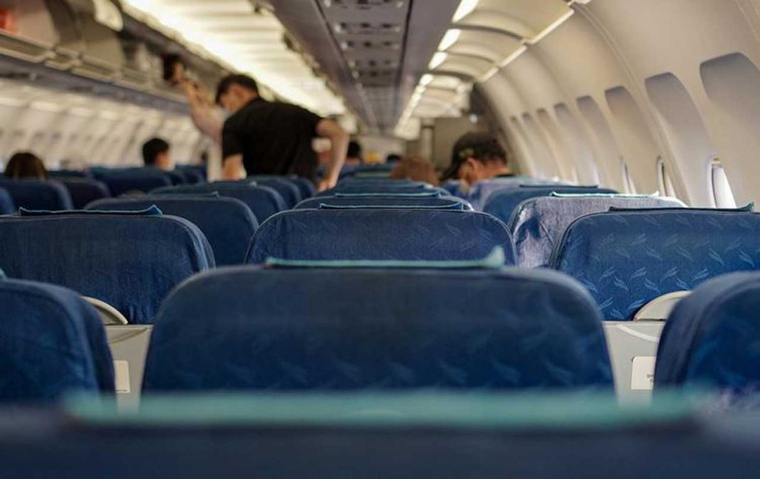 Як авіакомпанії мотивують пасажирів бронювати середні місця