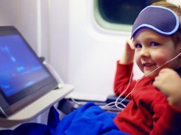 Що робити, якщо дитина ззаду штовхає ваше крісло в літаку