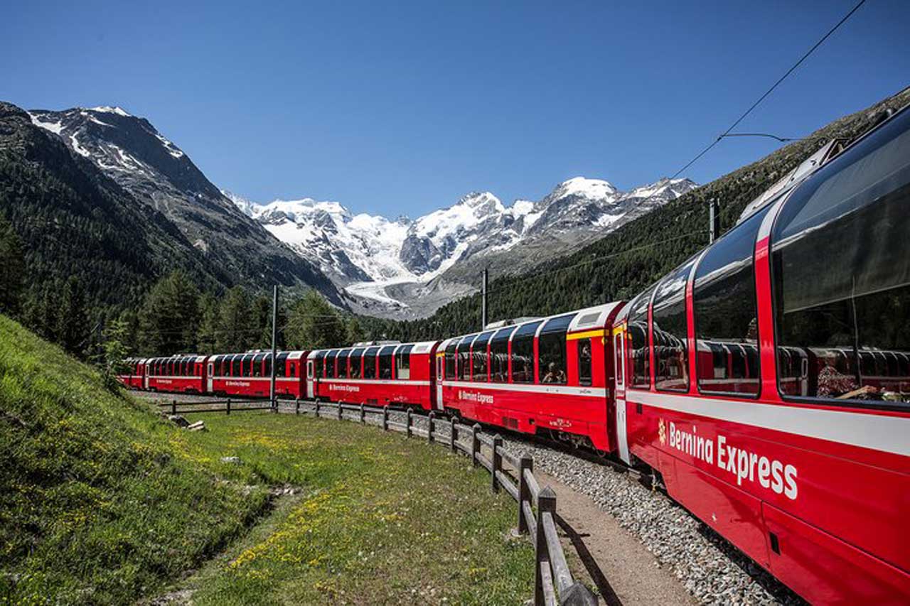 Швейцарією пройшов найдовший у світі пасажирський потяг