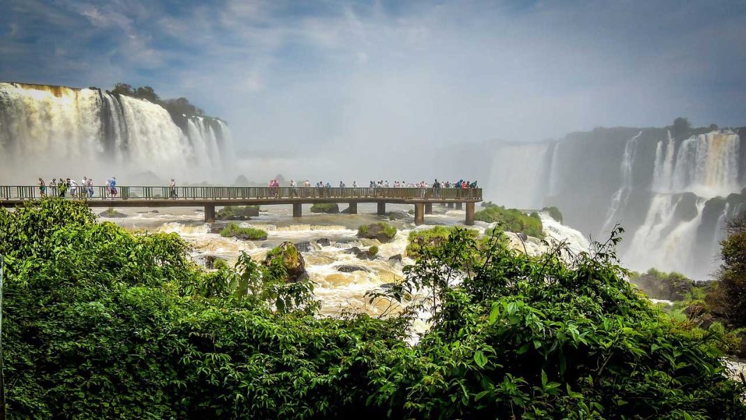 Турист у Бразилії зірвався у водоспади Ігуасу під час селфі
