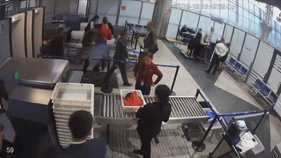 В аеропорту Казахстану у пасажира прямо під час проходження процедури огляду спалахнув зарядний пристрій