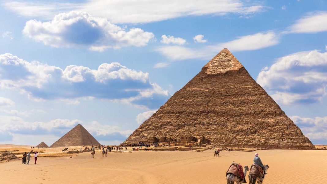 Поруч із єгипетськими пірамідами з'явився «портал світла»
