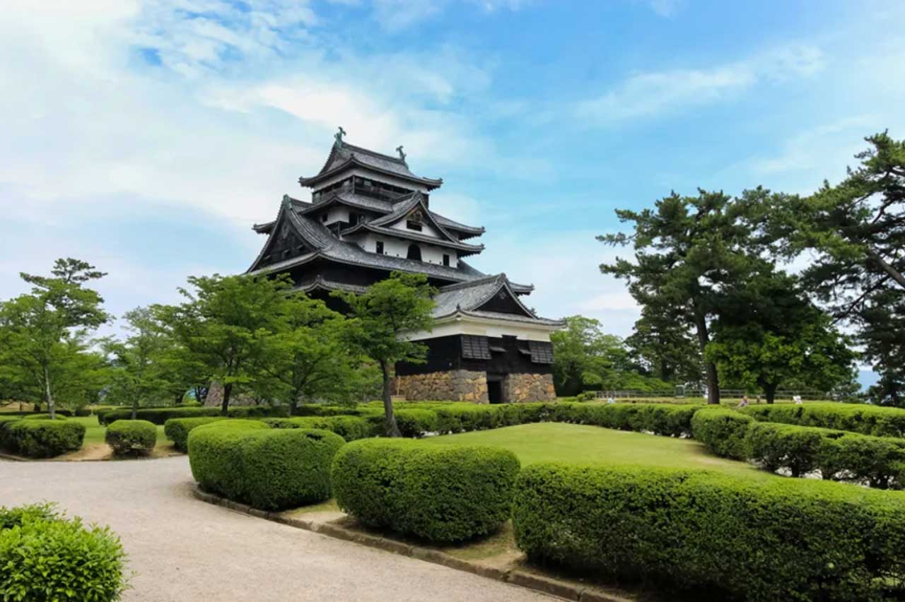 Заживо замуровані: які будівлі в Японії стоять на «живих стовпах»