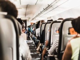 На рейсі American Airlines, запах із сумки пасажира викликав масову нудоту на борту літака
