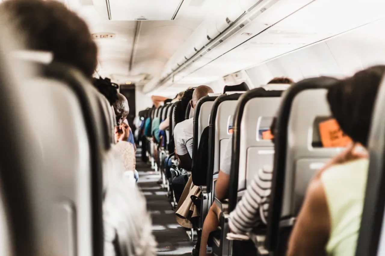 На рейсі American Airlines, запах із сумки пасажира викликав масову нудоту на борту літака