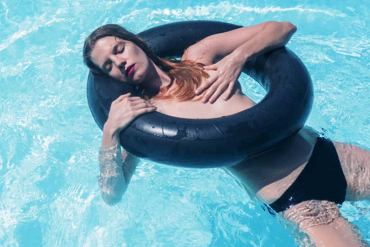 Влада Іспанії просить дівчат плавати з оголеними грудьми