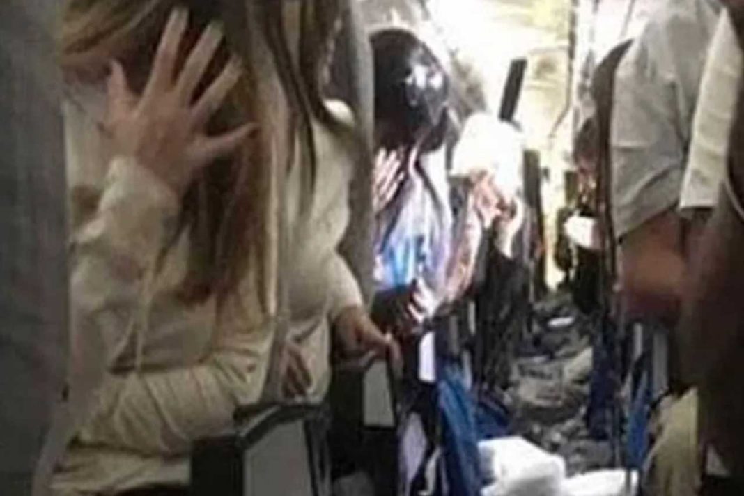 Пасажири літака поплатилися травмами голови за відмову пристебнутися
