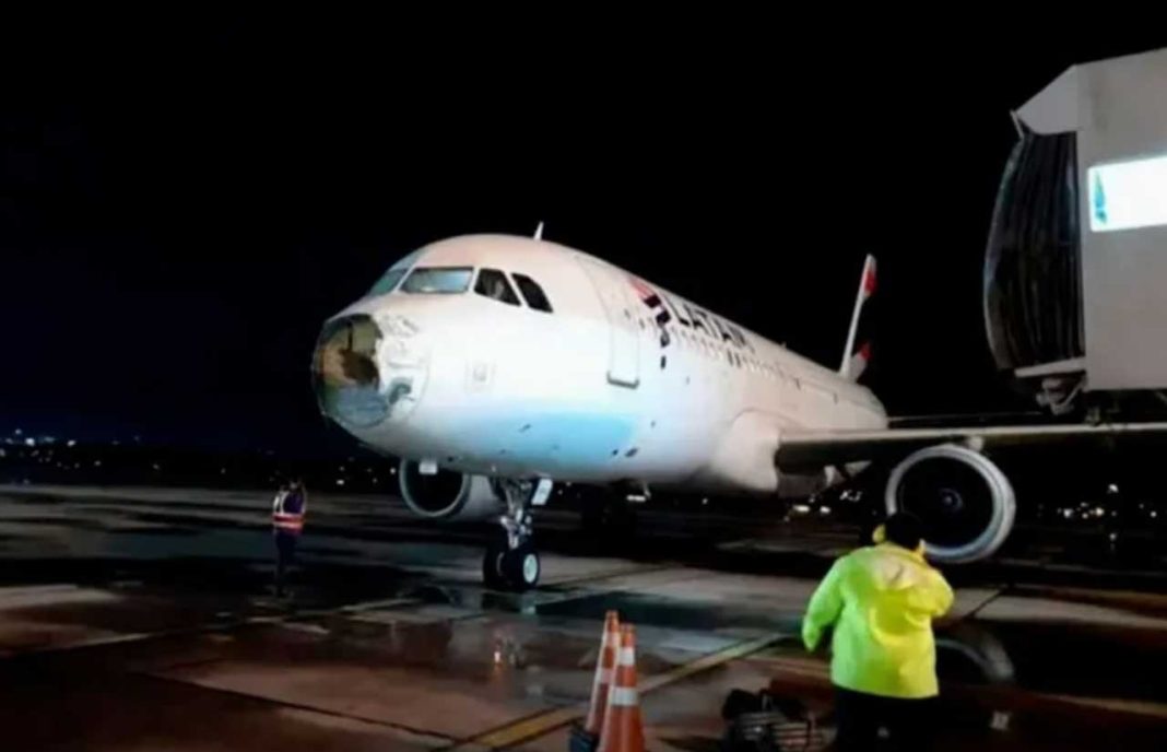 На волосині від смерті: Пасажирський Airbus через грозу почав розвалюватись у повітрі