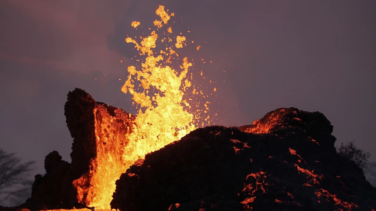 Найбільший у світі діючий вулкан Мауна-Лоа на Гаваях почав вивергатися